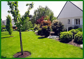 Paysagiste - Les Bocages assurent les travaux de remise en �tat de vos espaces verts, d'engazonnement, de plantations et de traitements. Possibilit� de contrat annuel pour l'entretien de vos ext�rieurs.