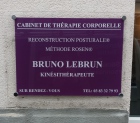 Plaque Altuglas avec Lettrage Adhésif Plaque Altuglas avec Lettrage Adhésif