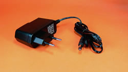 Trafo/Steckernetzteil  f&uuml;r LED-Lichtschiene - 12W - 1A 12V DC
