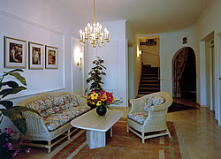 Eingangsbereich im Hotel Lindenhof bei Passau im Bayerischen Wald, Bayern