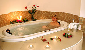 Whirlpool, Finnische Sauna, W�rmekabine, Ruheraum - Wellness im Hotel Lindenhof bei Passau Bayerischer Wald Bayern Wellnesshotel im Luftkurort Kellberg