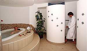 Whirlpool und Rundduschen, W�rmekabine, Finnische Sauna, Ruheraum - Wellness im Hotel Lindenhof bei Passau Bayerischer Wald Bayern Wellnesshotel im Luftkurort Kellberg