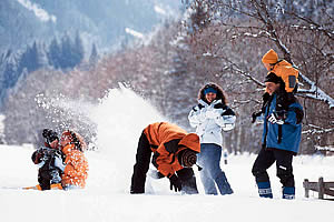 Schneeballschlacht im Winterurlaub im Bayerischen Wald, Bayern - Urlaub und Wellness im Hotel Lindenhof bei Passau