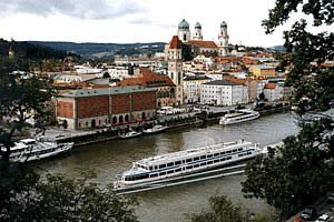 Altstadt mit Donauschiff - Ausflugtipps f�r Passau und Umgebung - Bayerischer Wald, Bayern - Urlaub im Hotel Lindenhof in Kellberg