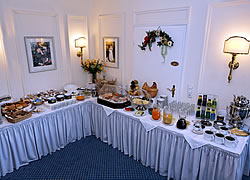 reichhaltiges Fr&uuml;hst&uuml;cksbuffet im Hotel Lindenhof bei Passau im Bayerischen Wald, Bayern