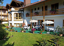 Fr&uuml;hst&uuml;ck auf der Sonnenterrasse im Hotel Lindenhof bei Passau im Bayerischen Wald, Bayern
