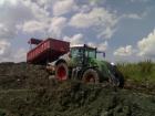 Fendt m. Dumper beim Abkippen Fendt m. Dumper beim Abkippen