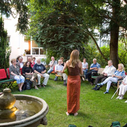 Im Sommer finden die Märchenabende im Garten statt -- Michaele Scherenberg -- Märchenerzählerin Frankfurt
