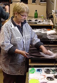Die Malerin und Grafikerin Elke H&ouml;yl&auml;-Vogt an der Arbeit