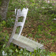 Kunst im Wald Maisprach 2011: Elke H&ouml;yl&auml;e-Vogt  mit Stuhlreihe Sitzen-Gelassen   