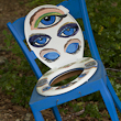 Kunst im Wald Maisprach 2011: Elke H&ouml;yl&auml;e-Vogt  mit Stuhlreihe Sitzen-Gelassen