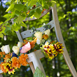 Kunst im Wald Maisprach 2011: Elke H&ouml;yl&auml;e-Vogt  mit Stuhlreihe Sitzen-Gelassen