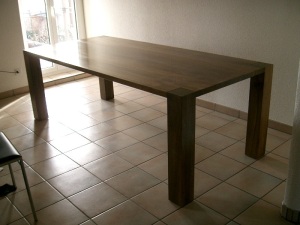 Tisch aus Nussbaum-Holz