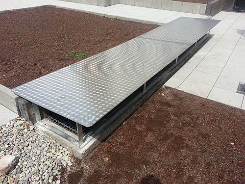 aluminiumblechabdeckung-ueber-gitterroste.jpg