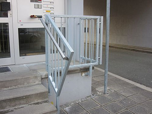 handlauf-mit-gelaender.jpg