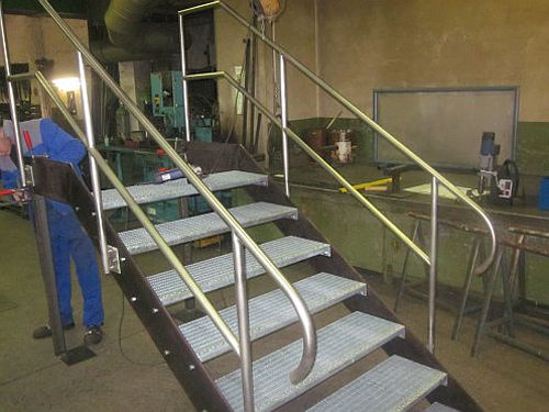 treppe-mit-2-handlaeufen.jpg