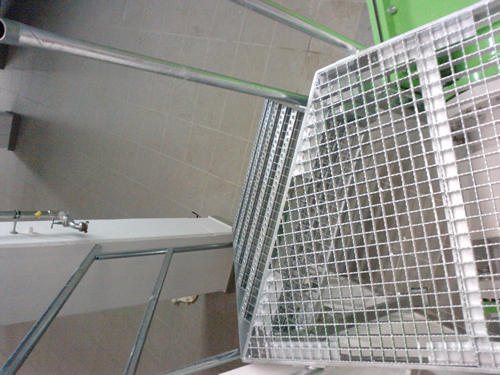 treppe-mit-gitterrost.jpg