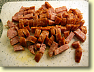 Saucisson in kleine St&uuml;cke schneiden