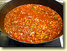 Rotwein, Bratensauce und Bouillon beigeben