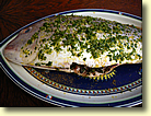 Den Fisch mit der Tapenade f&uuml;llen und mit Kr&auml;uter&ouml;l einstreichen