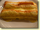 Die Spargel-Feuillet&eacute;s mit der Sauce napieren