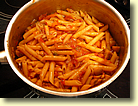 Penne rigate mit der Sauce mischen und 2 - 3 Minuten nachziehen lassen