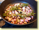 Echalotten, Speck, Rosmarin und Lorbeer mit etwas Oliven&ouml;l fein anbraten