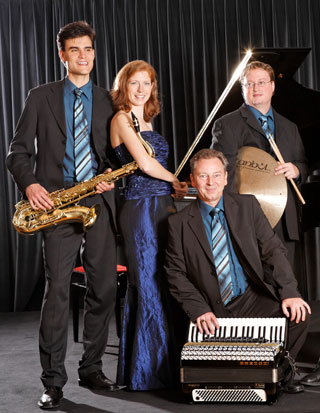Moody Tunes aus Basel, Foto der Band im Juli 2007 nach Aufnahme der CD "Mas que nada"