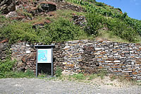 Thementafel an einer Trockenmauer