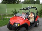 Grosi Brigitta mit Mischa und Fabio unterwegs mit Polaris RZR 800