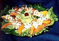 Karibischer Salat-Teller (mit frischen Mango, Papaya, Kiwi & Avocado) mit Krevetten 