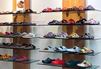 Eine umfangreiche Auswahl Birkenstock im Schuhhaus Neue Wege in Aachen