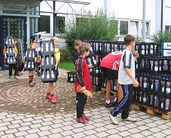 zusammen Fussball spielen - zusammen helfen