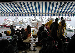 OBCZ - Old Fashion Race beim Zürcher Yacht Club - Der Sonnenstoren dient auch als Schutz vor dem Regen.