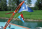 OBCZ - Zürichsee-Woche - Linthkanalfahrt in den Walensee - Die Flaggen der M/L Antarctica leuchten auf der Talfahrt im Sonnenschein