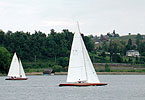 SY Kundry und Hagen (von links) segeln Richtung Kempratner Bucht.