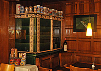 holzgetäfeltes Restaurant mit Kachelofen