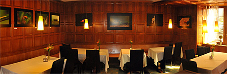 Abwechslungsreich dekoriertes Restaurant mit interessanten Bilderausstellungen.