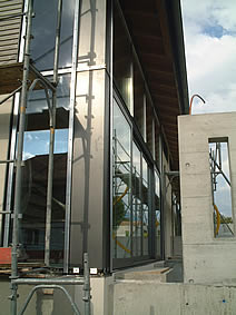 Glasfront im Bau