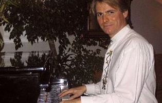 Kalle am Klavier SlS.jpg