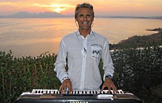 Kalle am Keyboard im Freien SlS.jpg