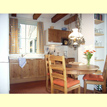 Ferienhaus "Cornelis" f�r Gesellschaften und Vereine bis zu 10 Personen auf der beliebten Ferieninsel Ameland. Blick in die gem�tliche Wohnk�che.