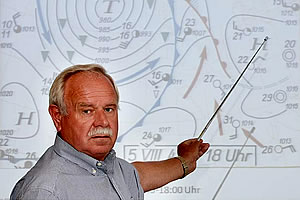 Ausbildungsleiter Erich Bendlin bei der Wetterkunde