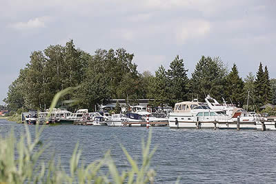 Hafen mit Clubhaus im Hintergrund - zum Vergrößern bitte anklicken!