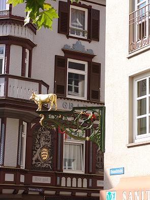 Der Ausleger mit einem goldenen Ochsen erinnert an das frühere Hotel an dieser Stelle.