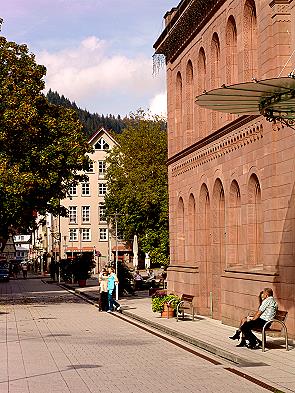 Im 2. OG des hellen Neubaus liegt unsere Praxis. Im Vordergrund rechts das Palais Thermal.