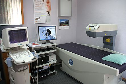 Unser neues Knochendichtemeßgerät nach der DXA-Methode (rechts) und das Sonographiegerät speziell für Säuglingshüften (links).