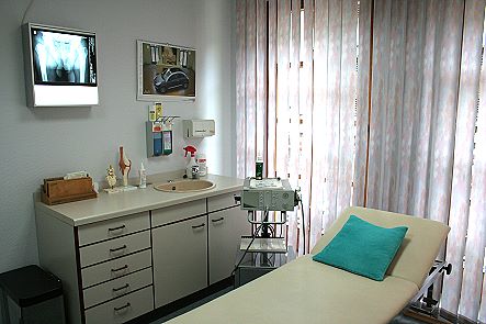 Eines unserer Sprech- und Behandlungszimmer mit Stoßwellentherapie-Gerät.