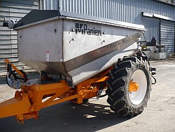 Epandeur d'engrais &agrave; essieu moteur