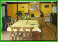 Mit Kaminofen und großem Wohnzimmer
